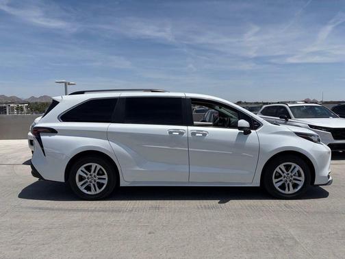 Wind Chill Pearl 2023 Toyota Sienna XLE