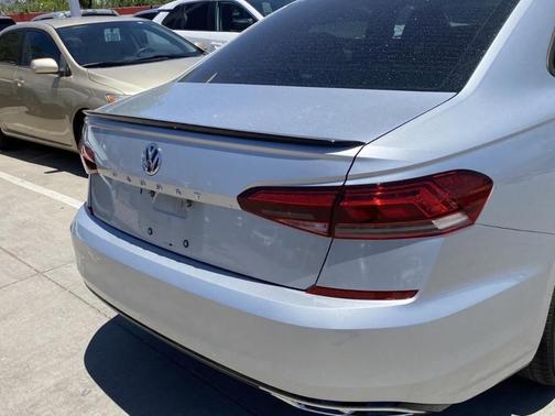 Photo 4 of 15 of 2020 Volkswagen Passat 2.0T R-Line