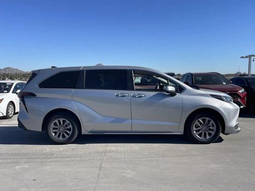 2024 Toyota Sienna LE