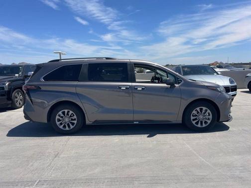 Ice Cap 2024 Toyota Sienna XLE