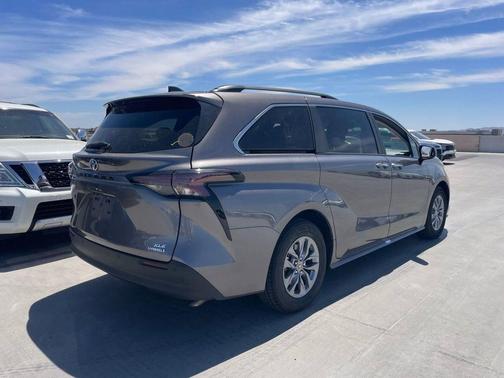 Ice Cap 2024 Toyota Sienna XLE