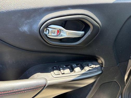 Granite Crystal Metallic Clearcoat 2020 Jeep Cherokee Trailhawk