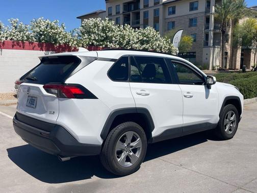 Ice Cap 2024 Toyota RAV4 XLE