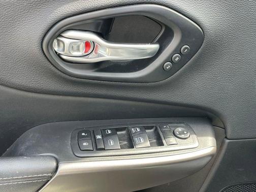 Bright White Clearcoat 2019 Jeep Cherokee Limited