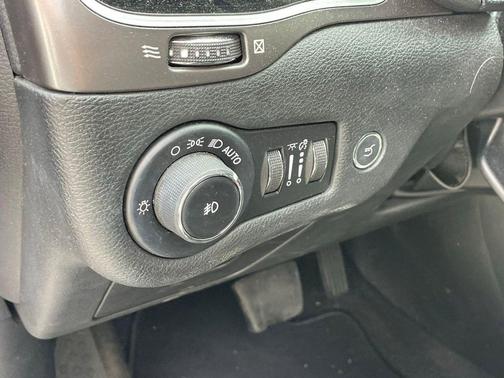 Bright White Clearcoat 2019 Jeep Cherokee Limited