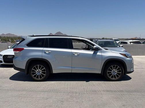 Celestial Silver Metallic 2017 Toyota Highlander SE