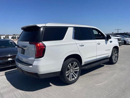 White Frost Tricoat 2021 GMC Yukon SLT