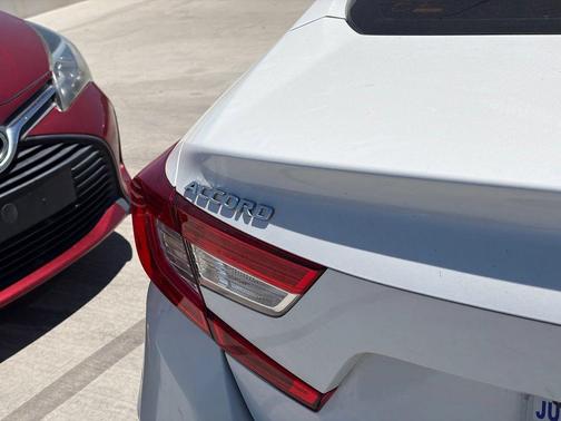 Platinum White Pearl 2018 Honda Accord LX