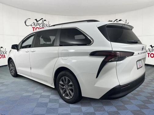 2023 Toyota Sienna LE