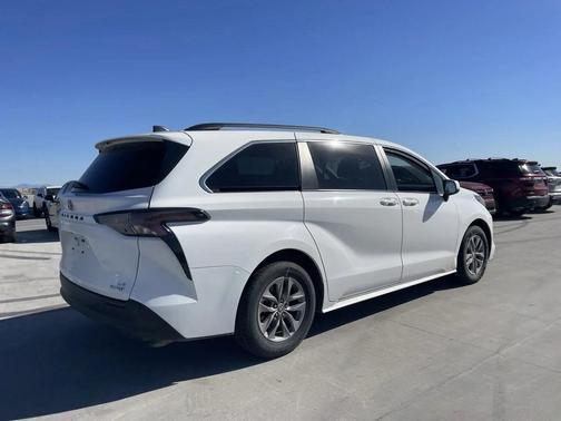 2023 Toyota Sienna LE