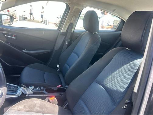 Stealth 2018 Toyota Yaris iA Base