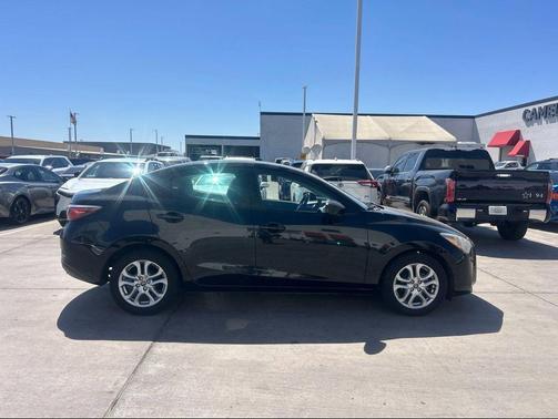 Stealth 2018 Toyota Yaris iA Base