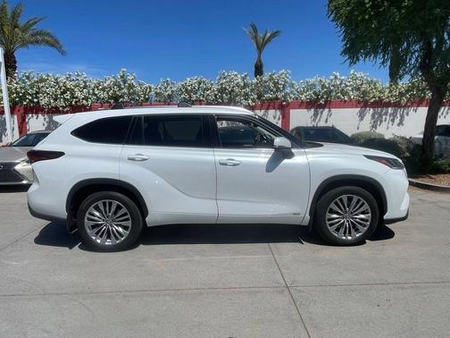 Wind Chill Pearl 2024 Toyota Highlander Hybrid Platinum