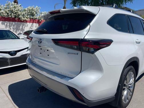 Wind Chill Pearl 2024 Toyota Highlander Hybrid Platinum