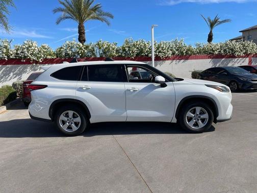 Blizzard Pearl 2021 Toyota Highlander LE