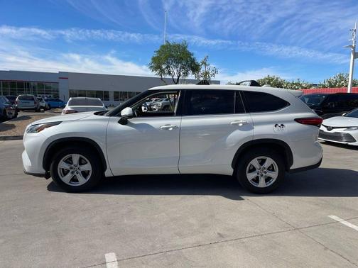 Blizzard Pearl 2021 Toyota Highlander LE