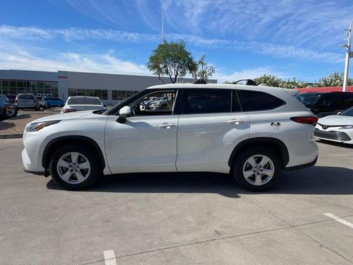 Blizzard Pearl 2021 Toyota Highlander LE