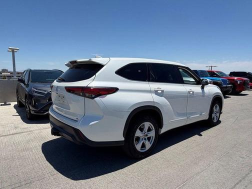 Blizzard Pearl 2021 Toyota Highlander LE