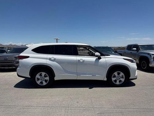 Blizzard Pearl 2021 Toyota Highlander LE