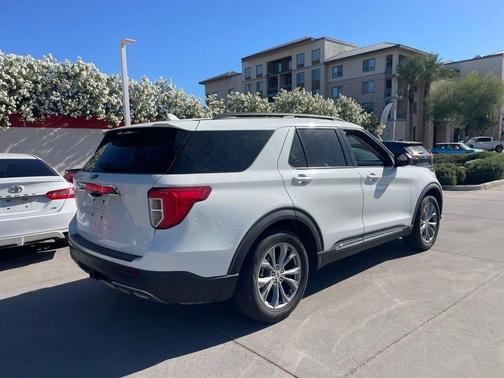 Star White Metallic Tri-Coat 2022 Ford Explorer XLT