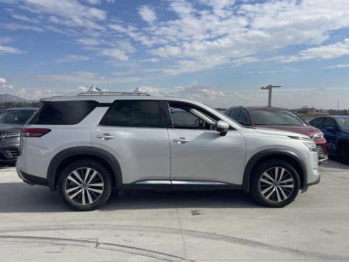 2022 Nissan Pathfinder Platinum 2WD