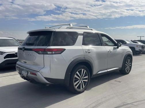 2022 Nissan Pathfinder Platinum 2WD