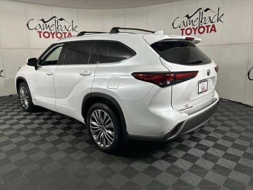 2022 Toyota Highlander Hybrid Platinum