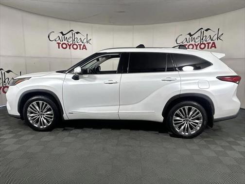 2022 Toyota Highlander Hybrid Platinum