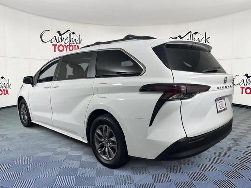 2023 Toyota Sienna LE
