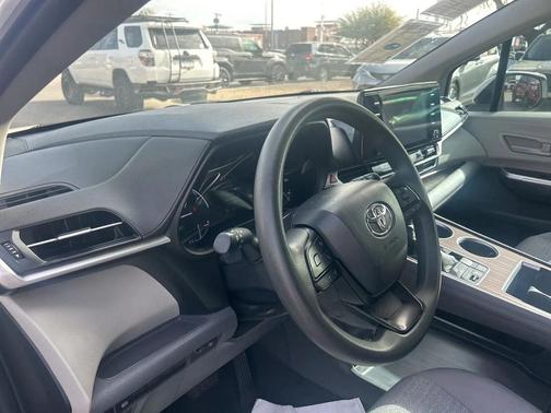 2023 Toyota Sienna LE