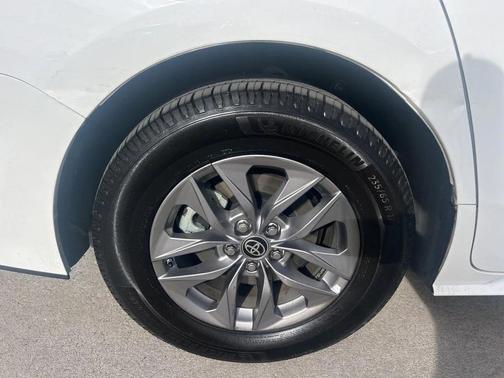 2023 Toyota Sienna LE