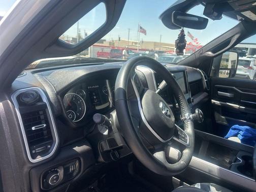 Bright White Clearcoat 2024 RAM 3500 Big Horn Crew Cab 4x4 8' Box