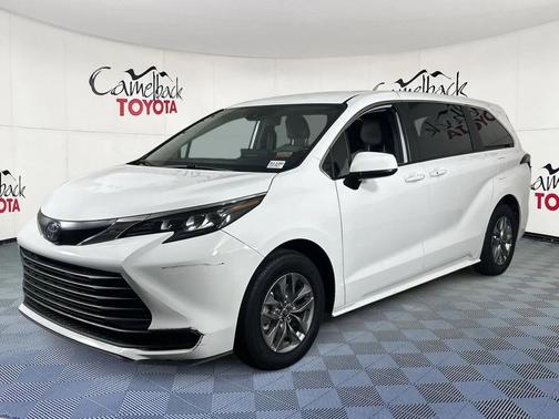 2025 Toyota Sienna LE