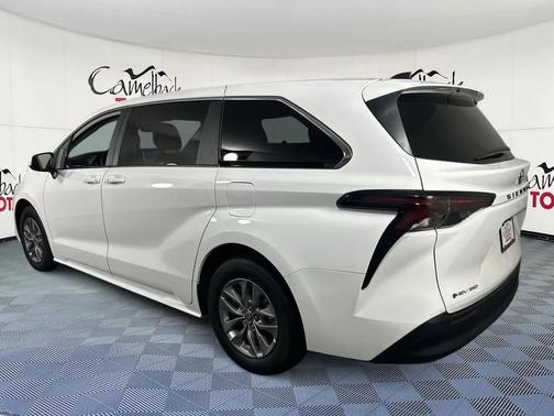 2025 Toyota Sienna LE