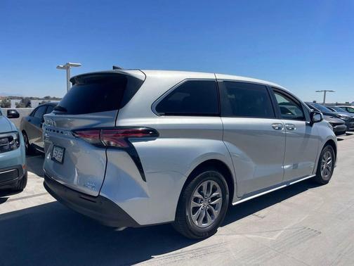 2021 Toyota Sienna XLE 8 Passenger