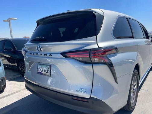 2021 Toyota Sienna XLE 8 Passenger