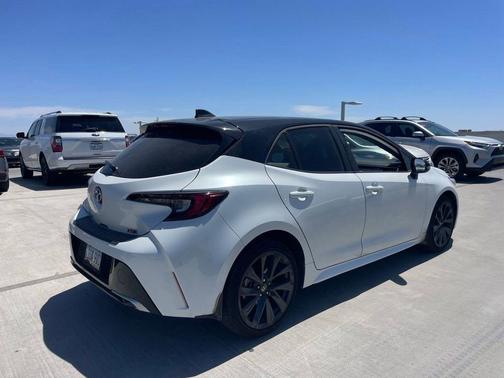 Wind Chill Pearl/Midnight Black Metallic 2025 Toyota Corolla XSE