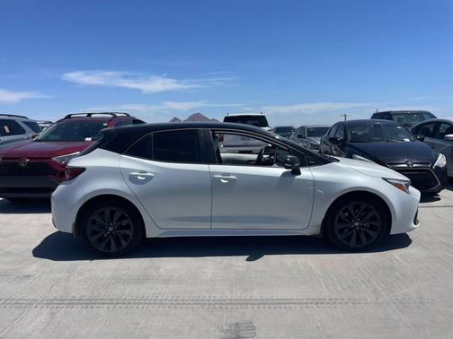 Wind Chill Pearl/Midnight Black Metallic 2025 Toyota Corolla XSE