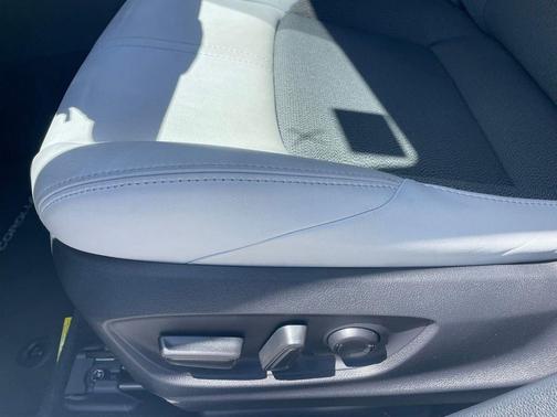 Wind Chill Pearl/Midnight Black Metallic 2025 Toyota Corolla XSE