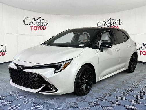 Wind Chill Pearl/Midnight Black Metallic 2025 Toyota Corolla XSE