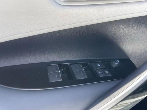 Wind Chill Pearl/Midnight Black Metallic 2025 Toyota Corolla XSE