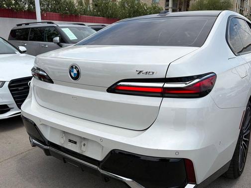 Mineral White Metallic 2024 BMW 740 740i