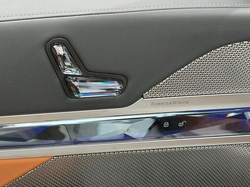 Mineral White Metallic 2024 BMW 740 740i