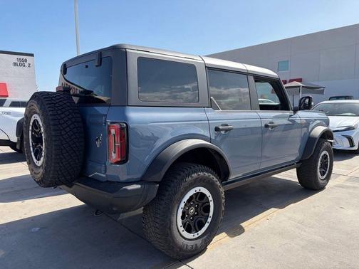 Azure Gray Metallic Tri-Coat 2024 Ford Bronco Badlands