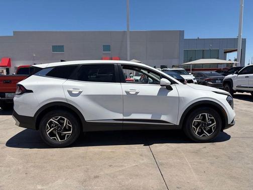 Snow White Pearl 2025 Kia Sportage LX