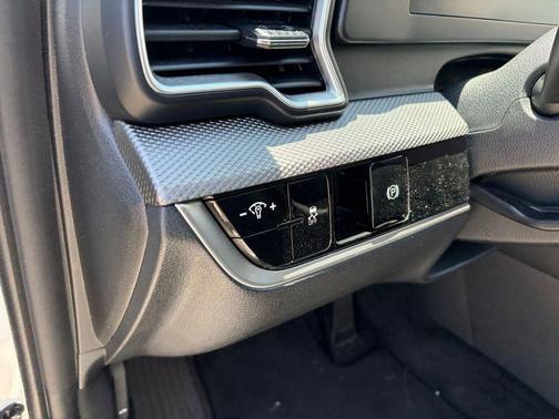 Snow White Pearl 2025 Kia Sportage LX