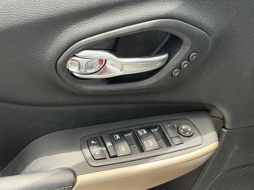 Bright White Clearcoat 2018 Jeep Cherokee Limited