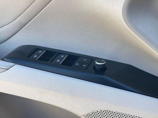 Blue Crush Metallic 2018 Toyota Camry Hybrid XLE