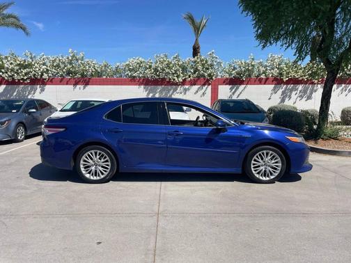 Blue Crush Metallic 2018 Toyota Camry Hybrid XLE