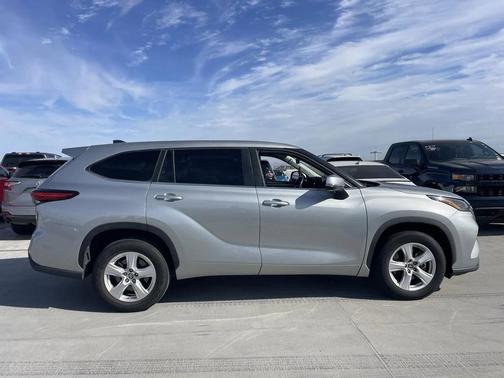 2023 Toyota Highlander LE